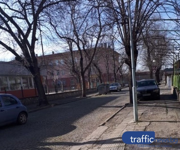 Пловдивчанин: Кое е по-възмутителното – лошото състояние на тротоара или паркиралите автомобили?