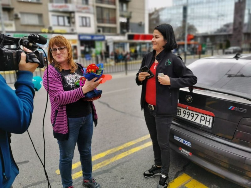 Пловдивската полиция с акция “Цвете на пътя“ за 8-ми март