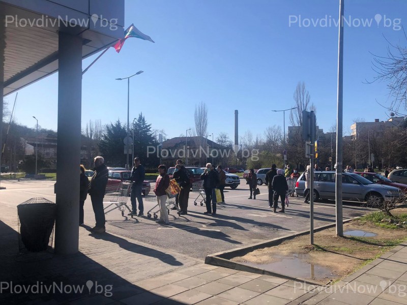 Опашки се извиват пред големите хипермаркети в Пловдив.