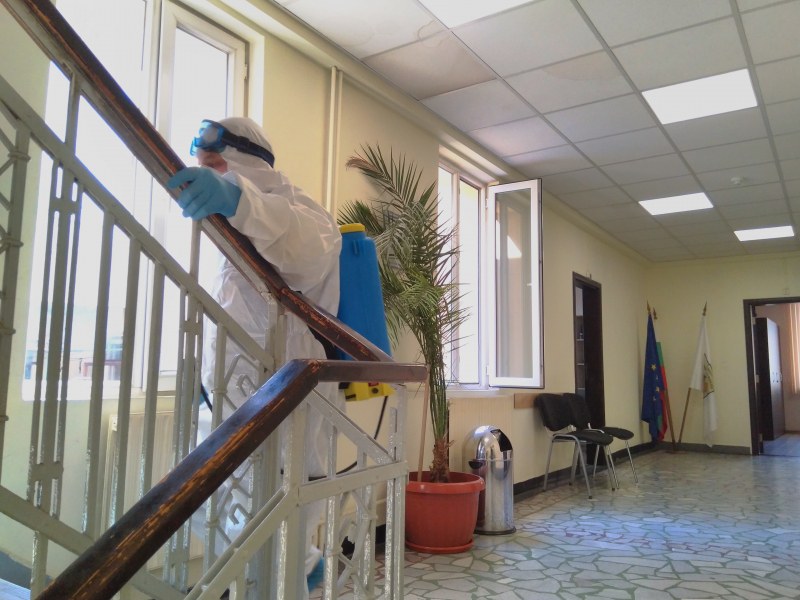 Дезинфекцираха изцяло сградата на Община “Родопи“