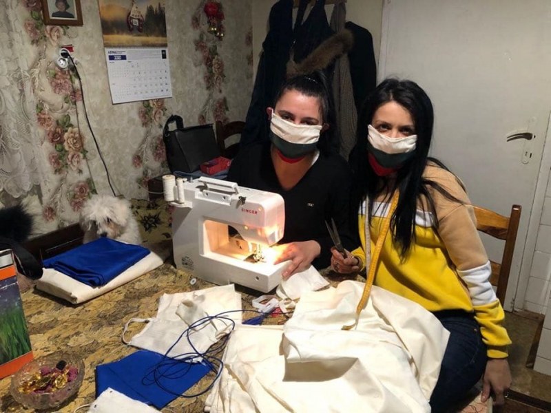 Млади жени от Брестовица шият безплатни маски за съселяните си