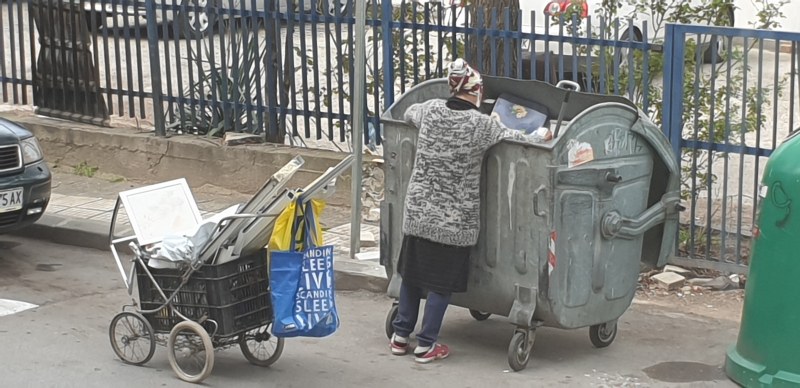 Изненада! Жена търси препитание из контейнерите за смет ...с предпазна маска