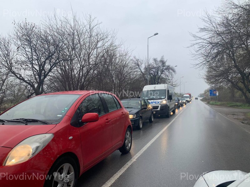 Дълга опашка от коли затапи едно от КПП-тата в Пловдив