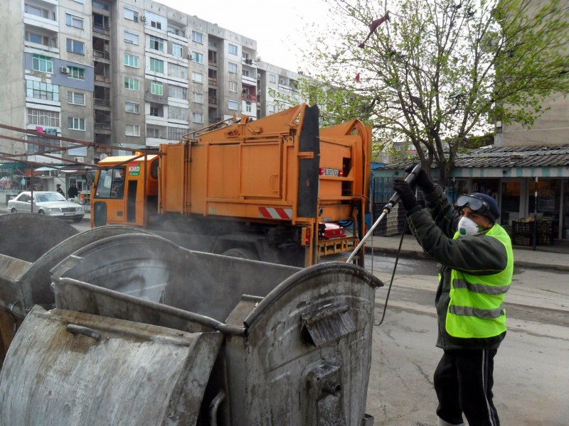 Дезинфекцията на съдовете за отпадък продължава по график и през новата седмица