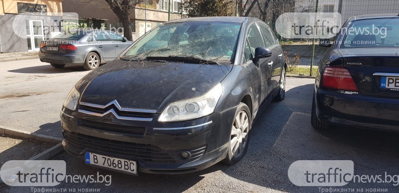 Изоставен, забравен или вече без собственик - автомобил 2 години гние в Кючука