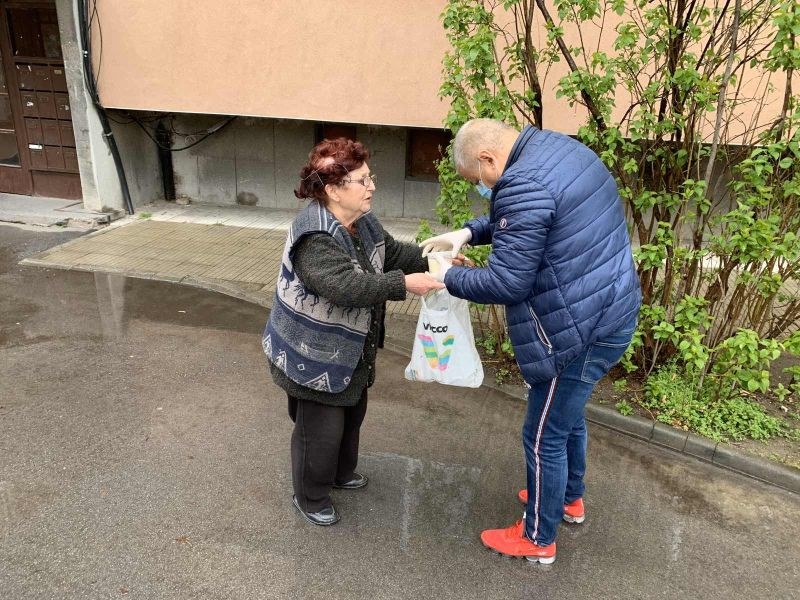 Това са хората, които се грижат доброволно за самотни пенсионери. Включете се и вие!