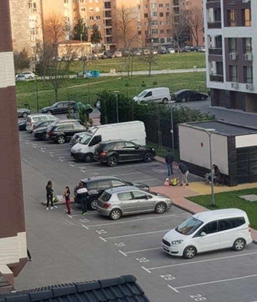 Пловдивчани нямат страх от вируса, излязоха да поиграят пред блока