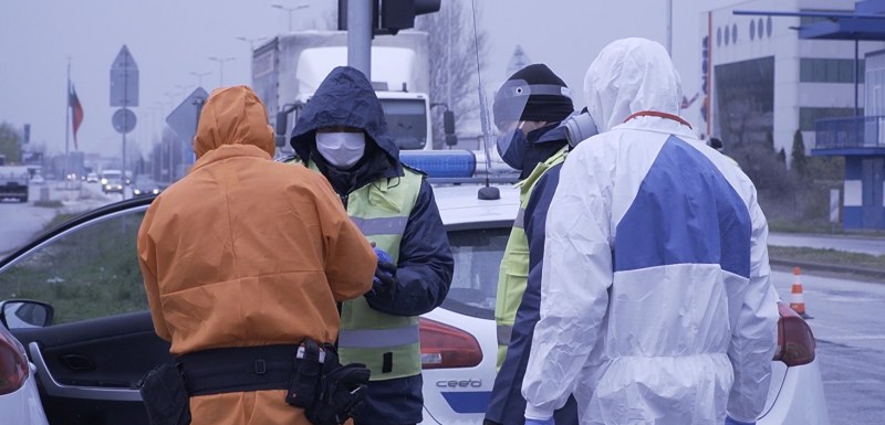 Десетки доброволци в Пловдив помагат на най-застрашените от епидемията