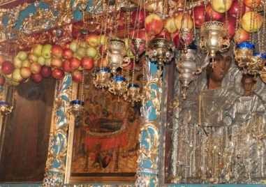 Асеновградчани празнуват Богородица-Златна ябълка, но няма да могат да уважат иконата