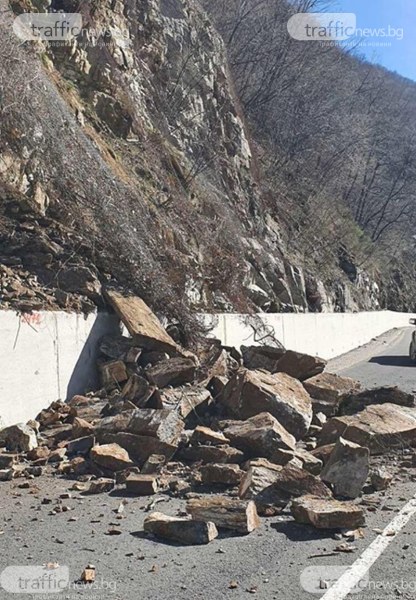 Въпреки ремонта за 52 млн лева, свлачището на пътя Кричим-Девин тръгна отново