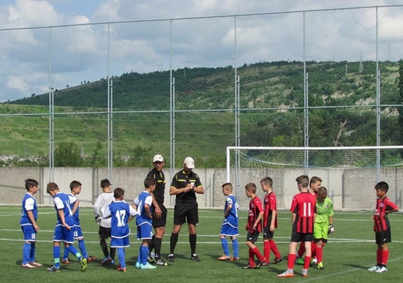 Доброволци правят игрище за мини футбол в асеновградското село Тополово