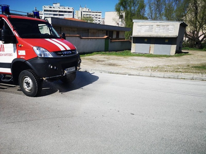 Автомобили на Пожарната дезинфекцират улиците в Карловско