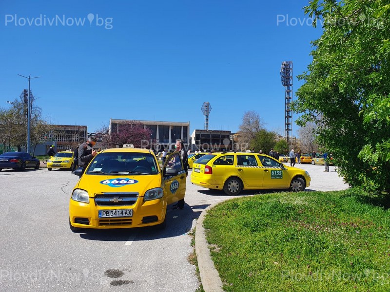 Таксиметровите шофьори в Пловдив: Нямаме стоянки, нямаме работа!