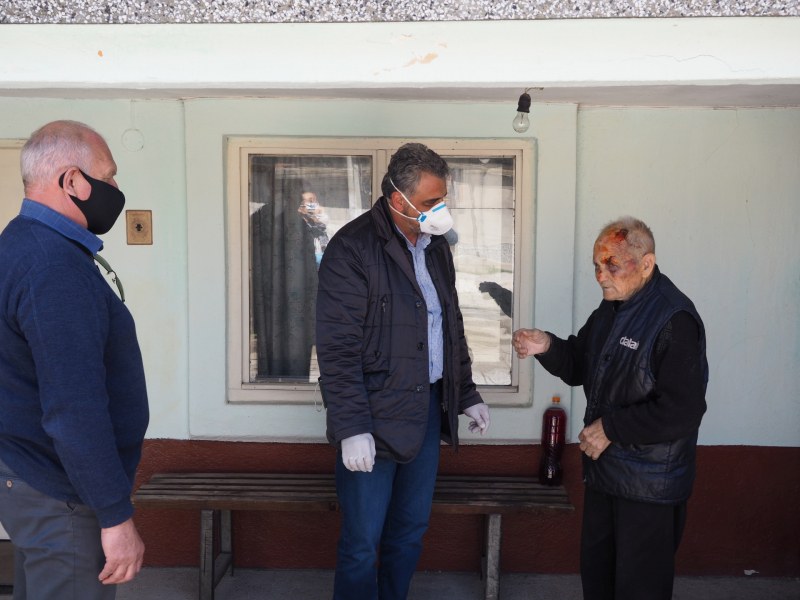 Кметът Димитър Иванов занесе лично пенсията и бутилка вино на бай Христо от Трилистник