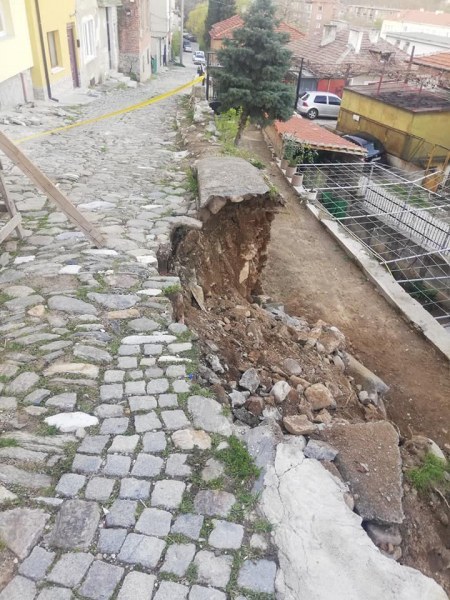 Улица пропадна от дъждовете в Асеновград