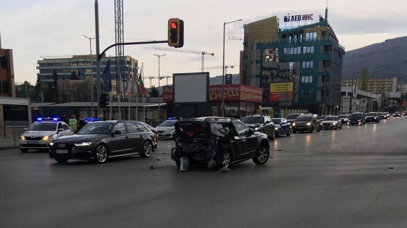 От удара колата на Милен Цветков изхвърчала на 20 метра в кръстовището