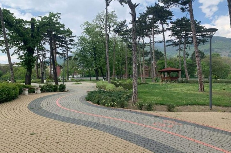 Паркове в Карлово и Хисаря останаха празни