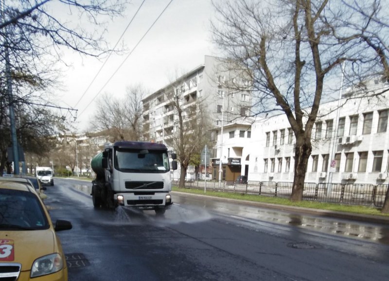 Дезинфекцират ударно пловдивските улици и по празниците