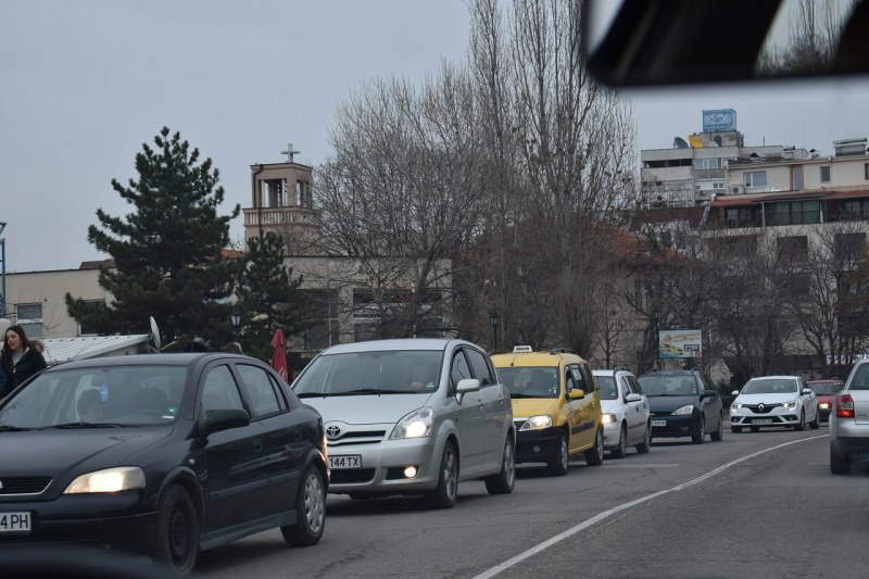 Запълниха дупки и деформации по няколко улици в Асеновград