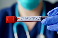 vazrastna-zhena-koronavirus-648.jpg