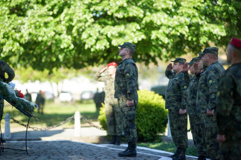 С военен оркестър, венци и награди Карловската бригада отбеляза Гергьовден