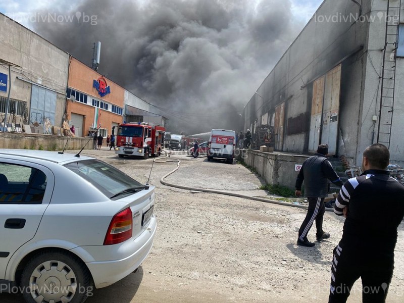 Халето с изгорели складове - собственост на “Пловдив стройресурс“