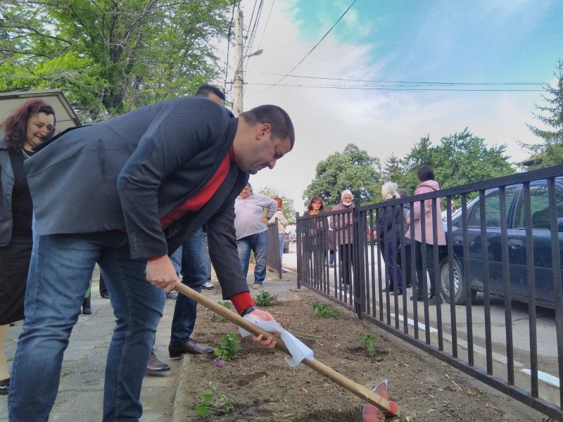 Кметът „Родопи” сади рози и инспектира улици в Кадиево