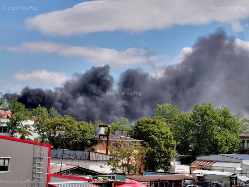 Пожар в Пловдив, запали се склад