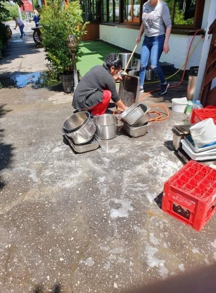 Български почин: Пловдивски ресторант нареди кухненската посуда на тротоара, за да я „дезинфекцира“