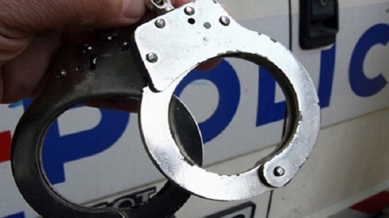 Пловдивчанин на три промила алкохол посегна на жена си, нападна и полицаи