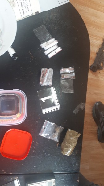 Арестуваха 25-годишен дилър в Пловдив, намериха в дома му три вида дрога