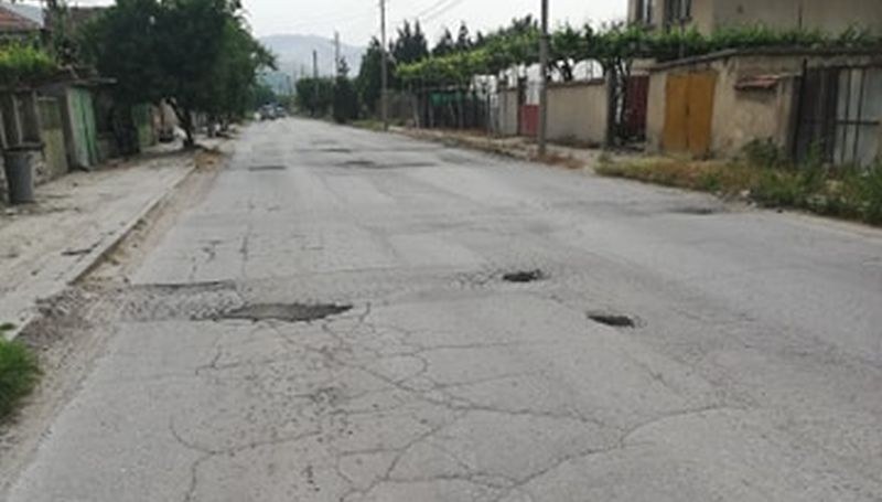 Запълват с асфалт на дупките в село Триводици, тежки камиони създават проблеми