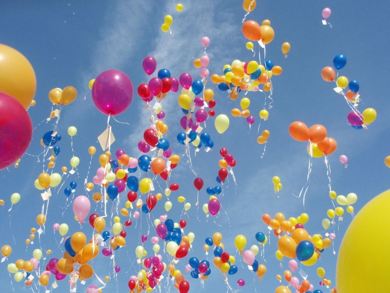 Хиляди балони политат над Карлово, децата ги пускат от домовете си