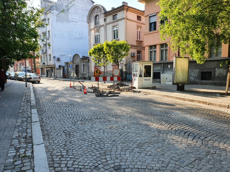 Забранено спирането и паркирането на ул. “Дондуков“ в центъра на Пловдив, сложиха бариерата