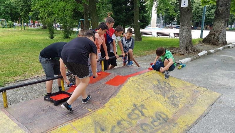 Деца от Стамболийски боядисаха сами рампата за скейборд