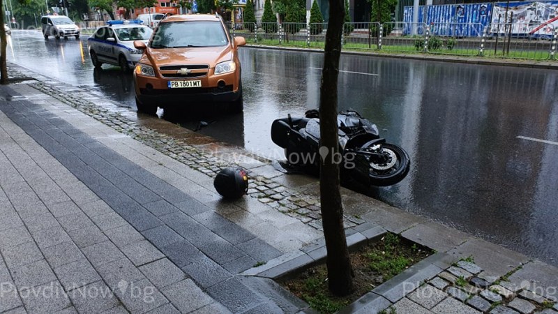 Джип удари моторист в центъра на Пловдив