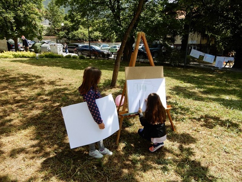 Децата на Карлово рисуваха и се забавляваха на открито на празника си