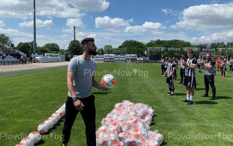 Капитанът на Локо дари 112 топки на децата навръх 1 юни