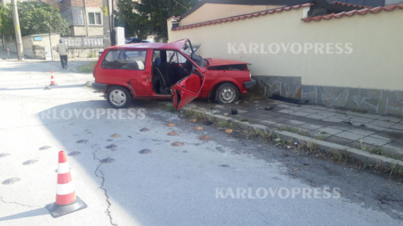 Възрастен шофьор нацели ограда на къща в Карлово
