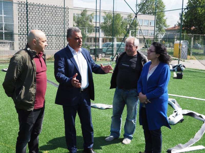 Кметът на “Марица“ инспектира строежа на нова спортна площадка в Царацово