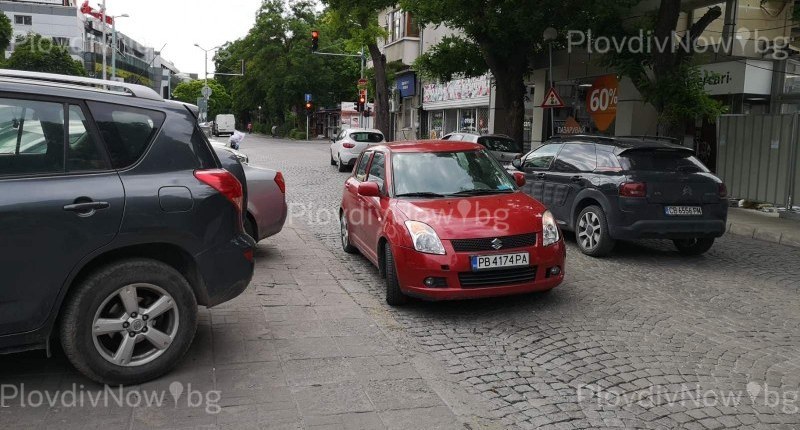 Кола блокира три други в центъра на Пловдив, озова се на наказателен паркинг