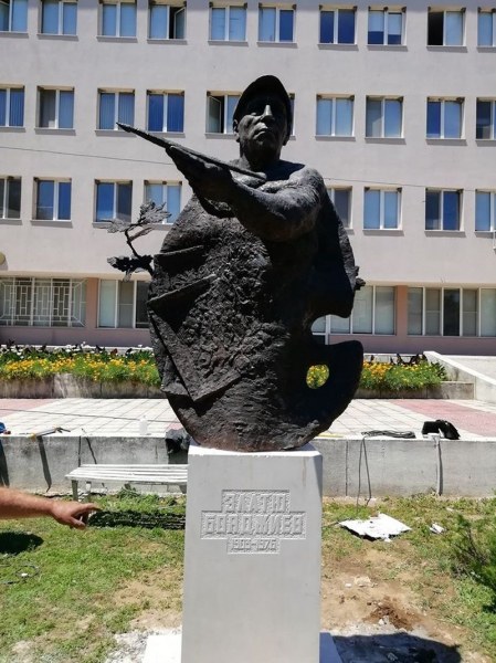 Паметник на Златю Бояджиев издигнаха в родното му Брезово
