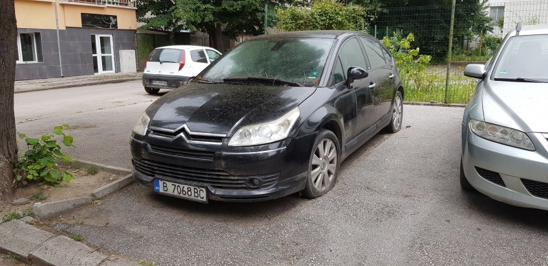 Автомобил “пусна котва“ на пловдивски паркинг, няма мърдане от 2 години