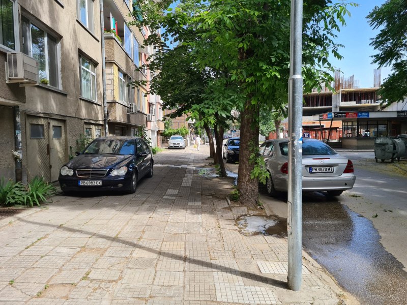 Пловдивчанин възмутен - съсед има един гараж, а ползва три паркоместа