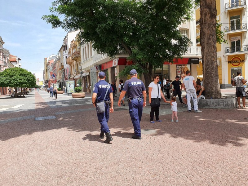 Погнаха велосипедистите по Главната в Пловдив, охранители и полиция следят