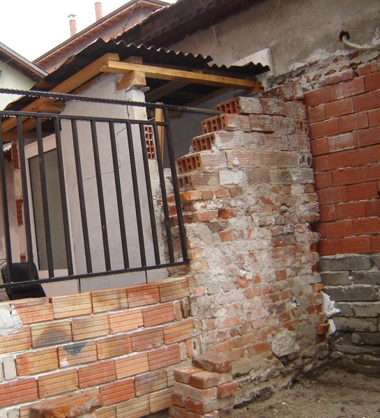 72 заповеди за премахване на незаконни постройки в Кършияка, собственици сами ги бутат