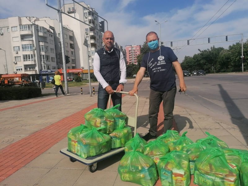 85 пакета с храни стигнаха до хора в нужда в Тракия