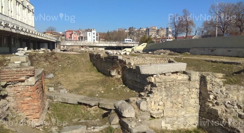 Издигат антични колони и висящи градини в центъра на Пловдив