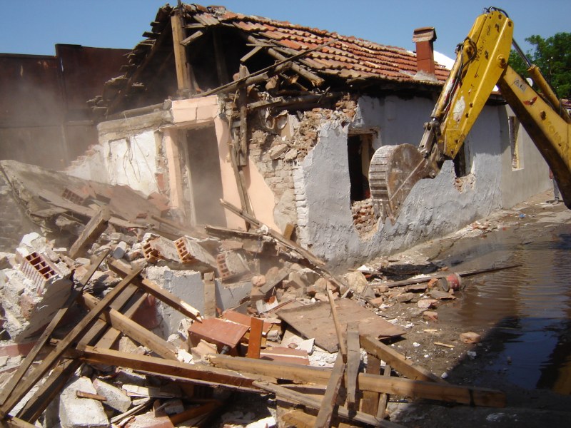 Събарят още незаконни постройки в Арман и Шекер махала