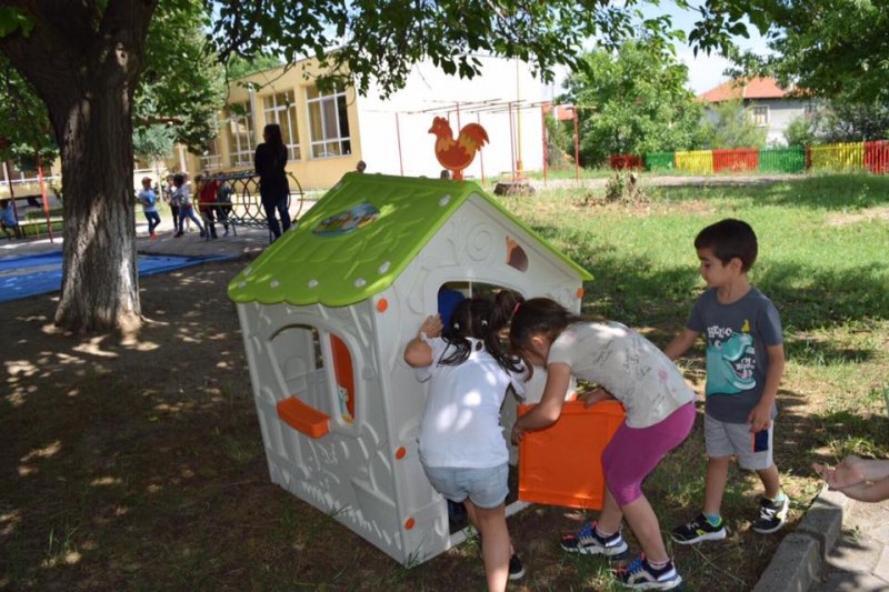 Доброволци преобразиха двора на детска градина „Пролет“ в Първенец